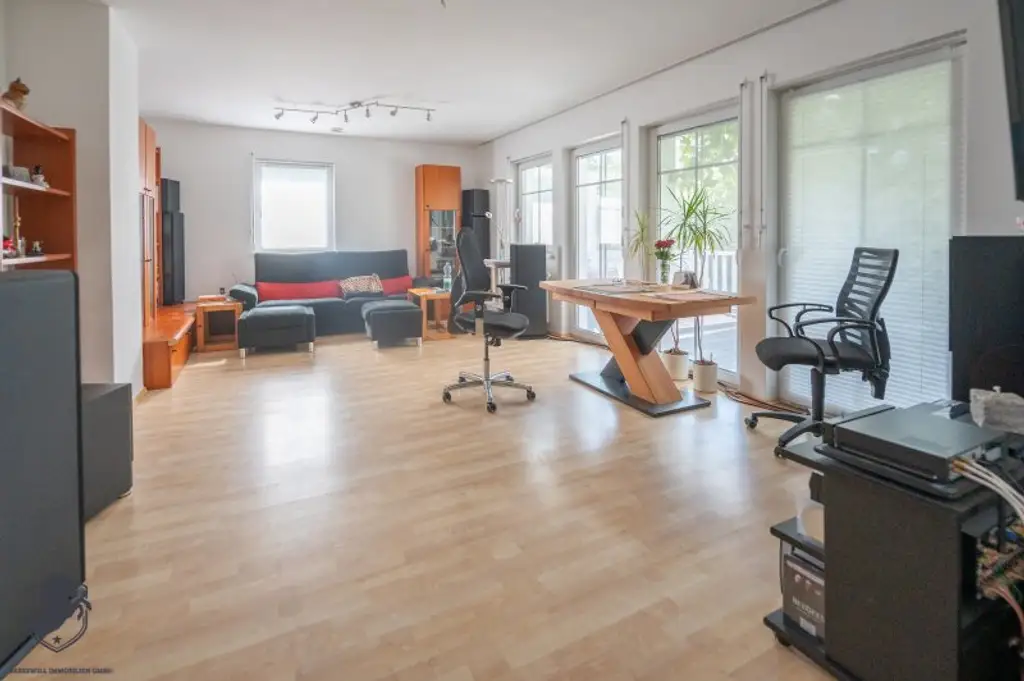 Exklusives Niedrigenergie-Einfamilienhaus mit Vollkeller auf 1.008 m² Grundstück in ruhiger Bestlage von Pixendorf