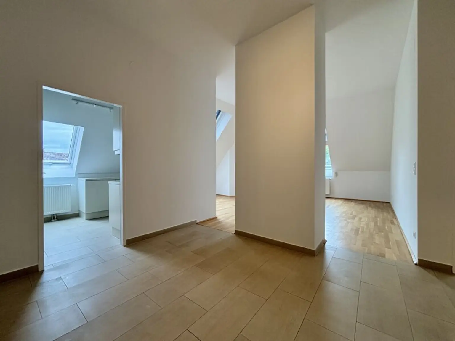 Dachgeschoss-Turm-Wohnung mit 5 Meter Raumhöhe | ca. 2.000 m² Garten zur allgemeinen Nutzung I freie Mietzinsbildung I