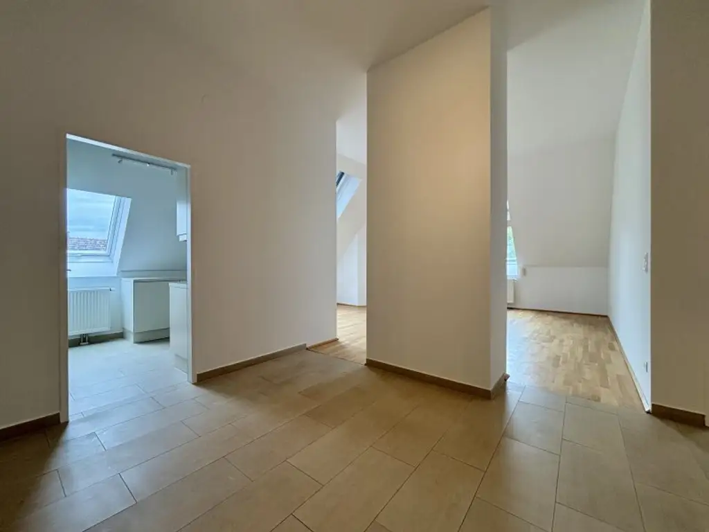 Dachgeschoss-Turm-Wohnung mit 5 Meter Raumhöhe | ca. 2.000 m² Garten zur allgemeinen Nutzung I freie Mietzinsbildung I