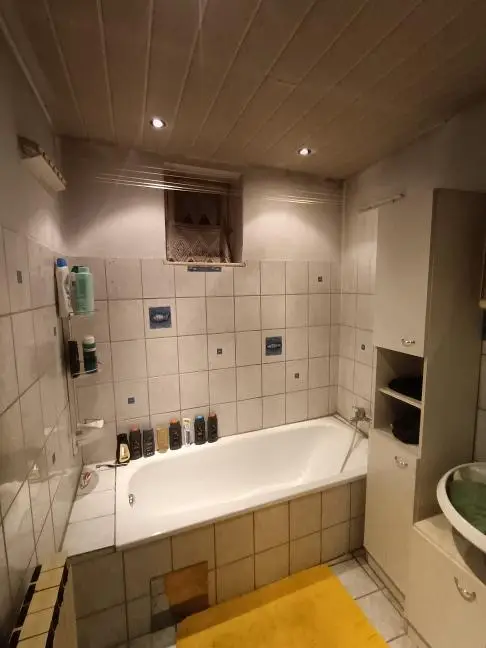 Vielseitiges Wohnhaus mit großzügigem Hof und Nebengebäuden