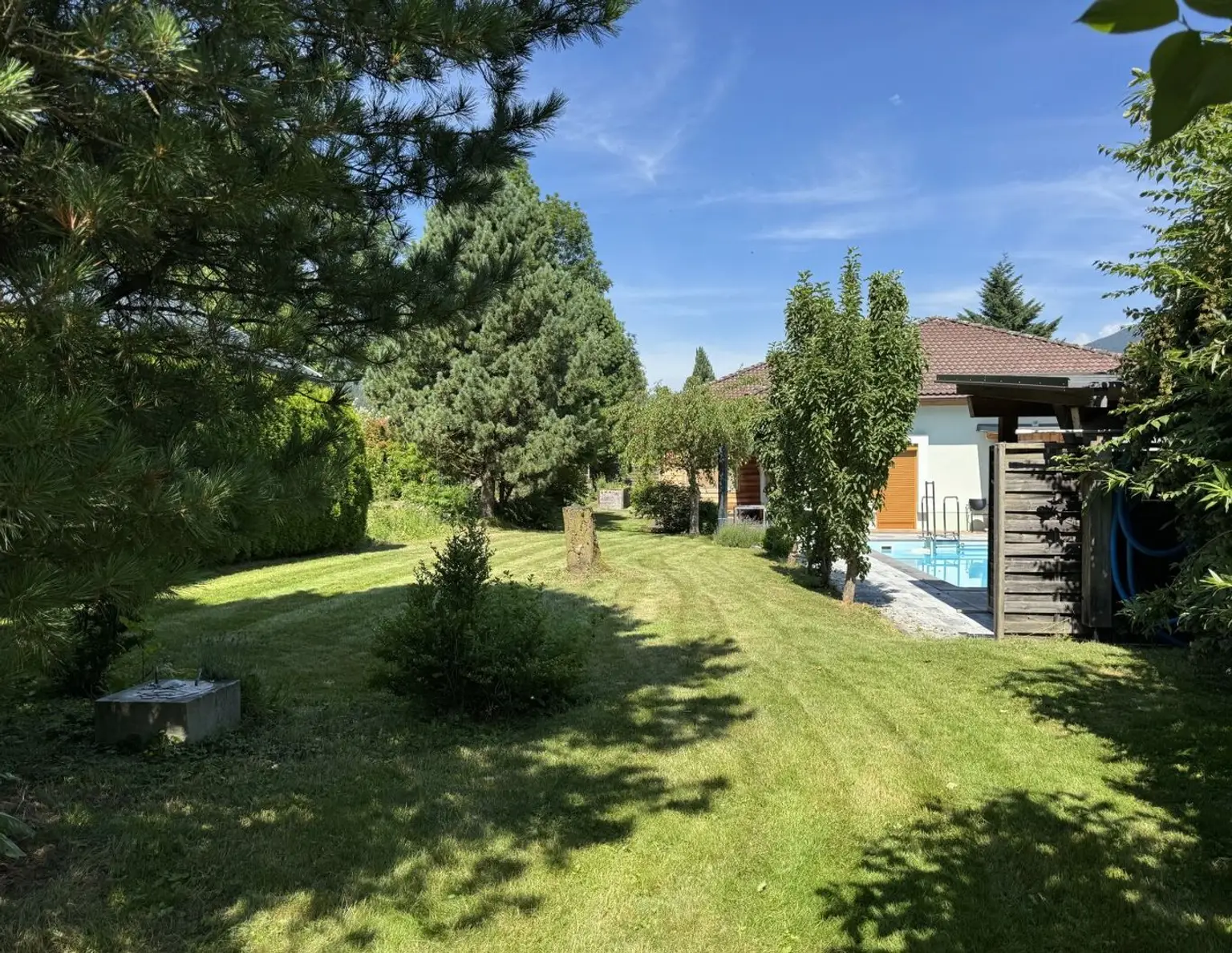 Wohnhaus mit Pool, Einliegerwohnung, Garage, Carport und Nebengebäude