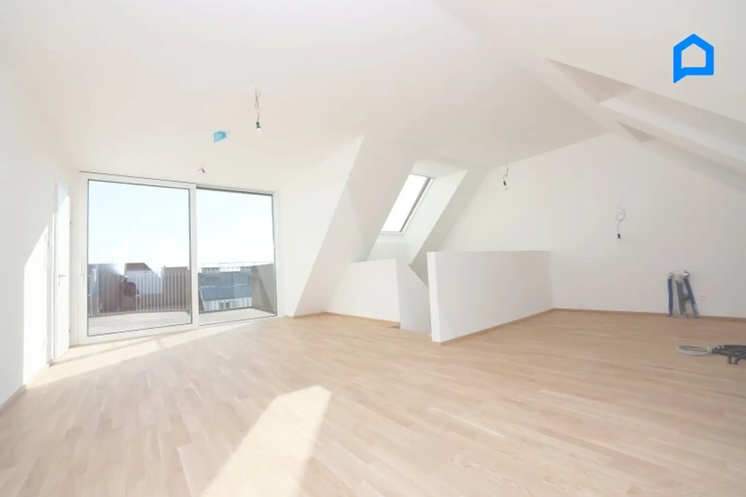 ERSTBEZUG, JETZT einziehen! Dachgeschoss NEU mit modernster Ausstattung c. 113 m² Wohnfläche, 4 Zimmer plus Nebenräume, Wärmepumpe, FBH, Deckenkühlung