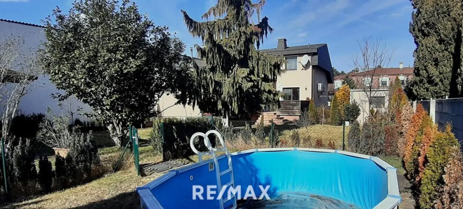 Blick v. Garten z. Haus und Pool