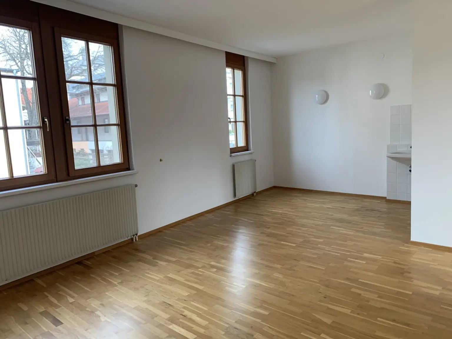 Helle und großzügige Ordinationsfläche in zentrumsnaher Lage von Baden 
mit Blick auf die Schwechat