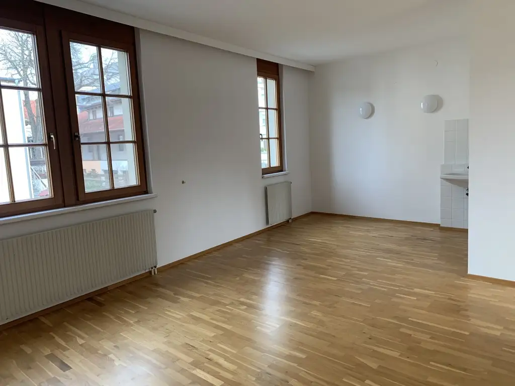 Helle und großzügige Ordinationsfläche in zentrumsnaher Lage von Baden 
mit Blick auf die Schwechat