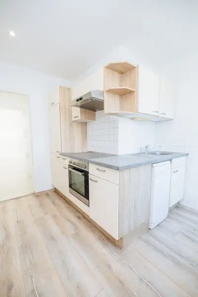 HIGHLIGHT I 4. STOCK MIT LIFT I RENOVIERT I MODERNE DUSCHE I TOP-AUSGESTATTETE KÜCHE I ZENTRAL & NÄHE BAHNHOF I HAUSTIERE WILLKOMMEN I STILVOLLES WOHNEN I DURCHDACHTER GRUNDRISS I PROJEKT WOHNEN