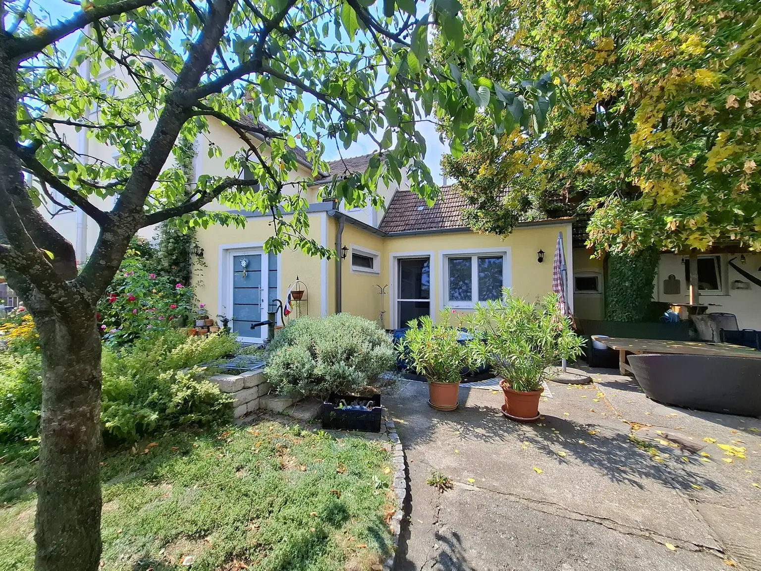 Vielseitig nutzbare Liegenschaft mit ausreichend Platz und herrlichem Blick auf die Hohe Wand