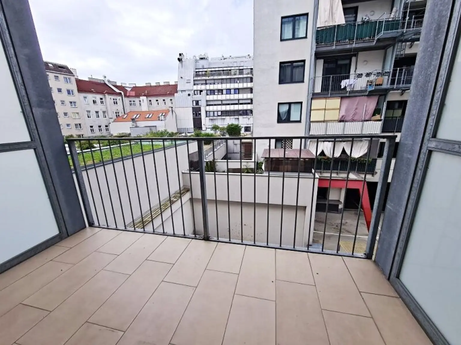 HUMBOLDTGASSE, U1 NÄHE, 76 m2 Neubau inkl. 4 m2 Loggia, Wohnküche, 2 Zimmer, Parketten, Wannenbad, 2. Liftstock