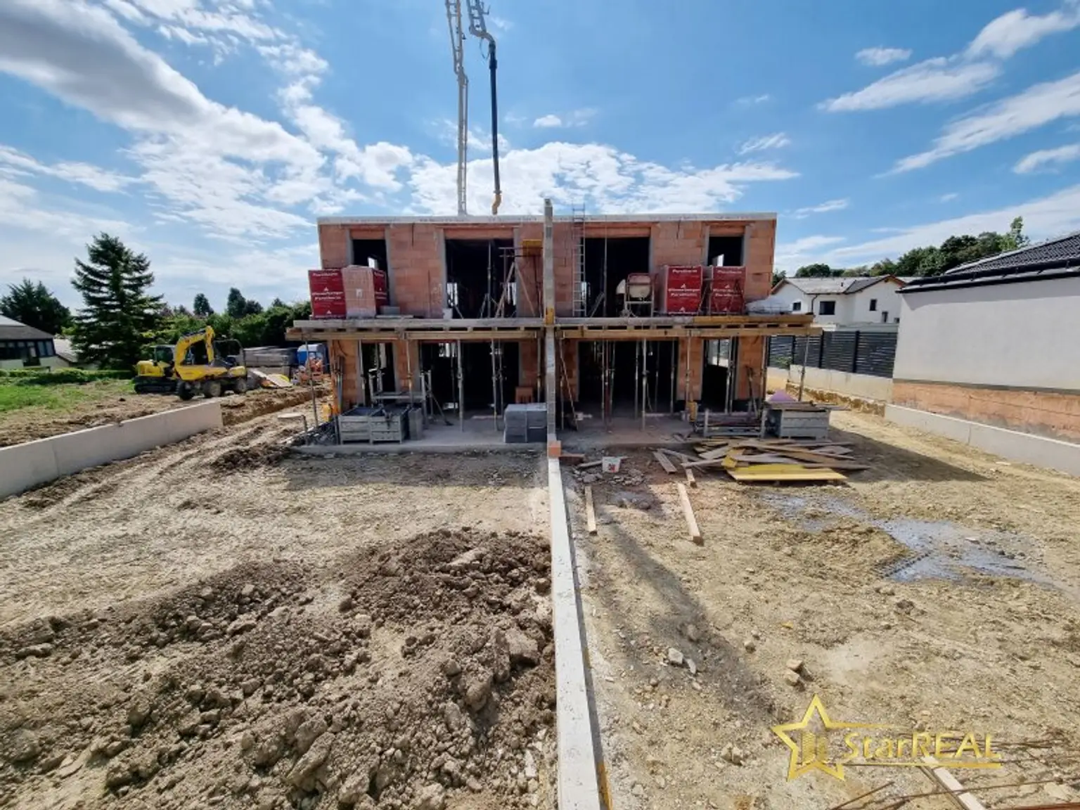 LETZTES HAUS VERFÜGBAR! IDEAL FÜR FAMILIEN! 5-ZIMMER-ZIEGELHAUS MIT UNVERBAUBAREN AUSBLICK. MIT KELLER, BALKON, TERRASSE, CARPORT UND GROSSEM GARTEN.