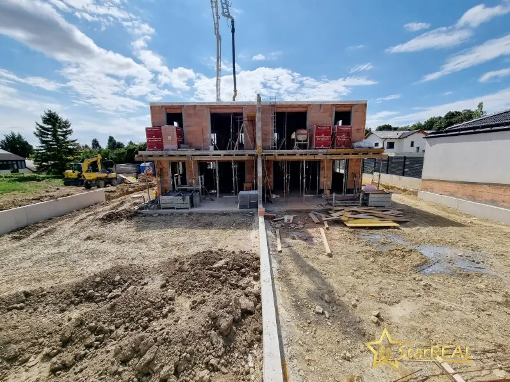 LETZTES HAUS VERFÜGBAR! IDEAL FÜR FAMILIEN! 5-ZIMMER-ZIEGELHAUS MIT UNVERBAUBAREN AUSBLICK. MIT KELLER, BALKON, TERRASSE, CARPORT UND GROSSEM GARTEN.