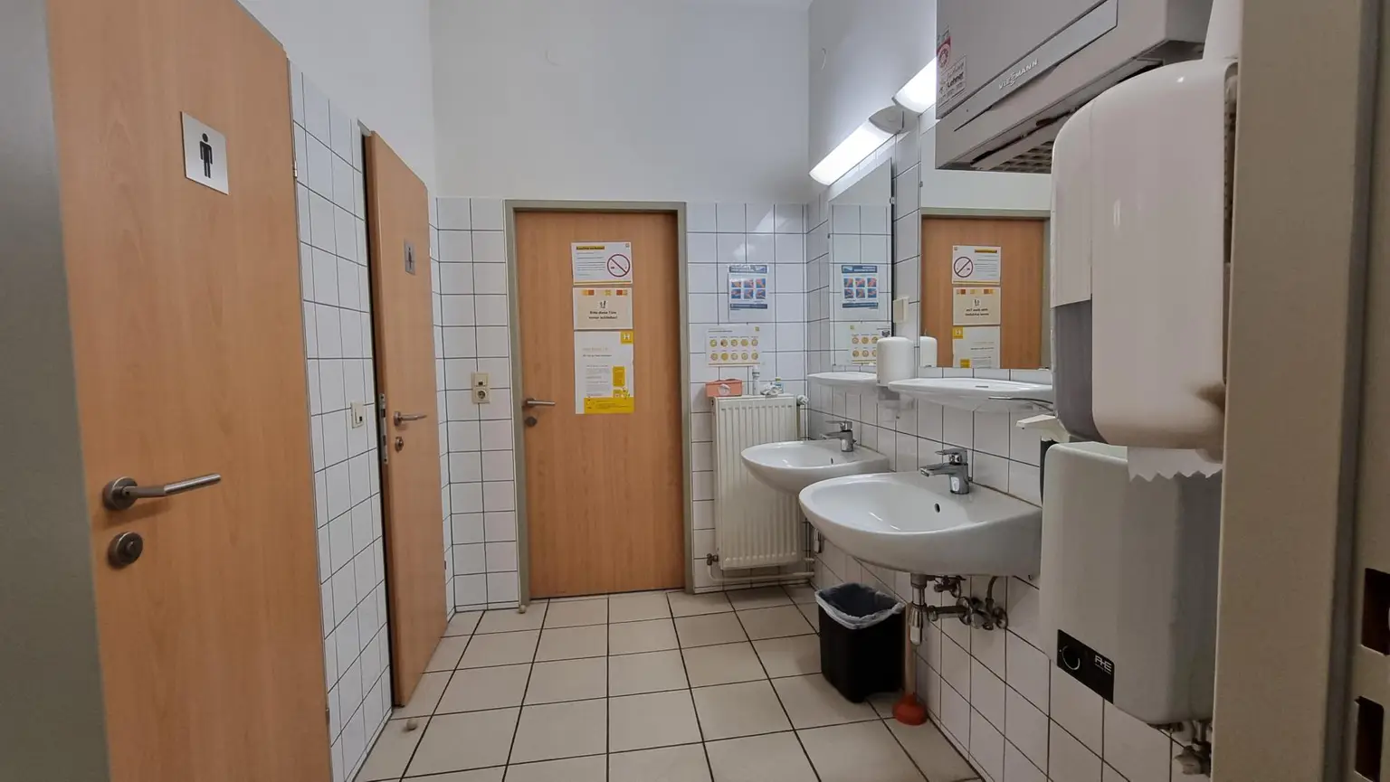 Toilette mit Damen und Herren WC