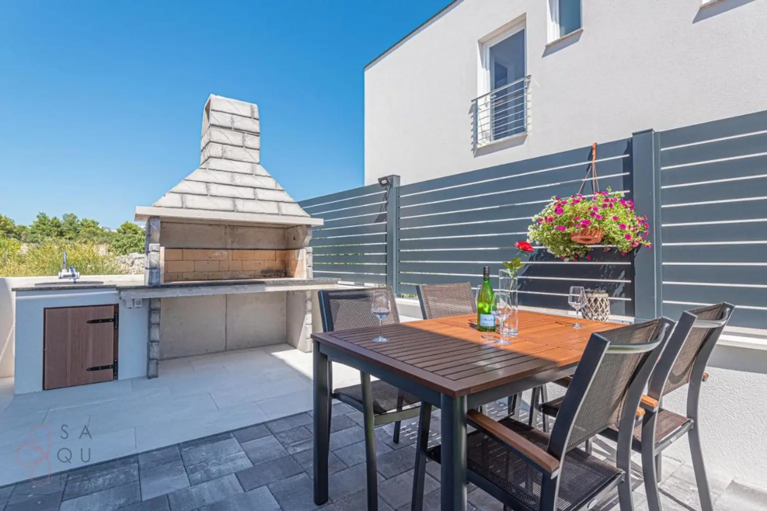 Modernes Wohndomizil mit Stil – Halbvilla mit Pool in Vodice