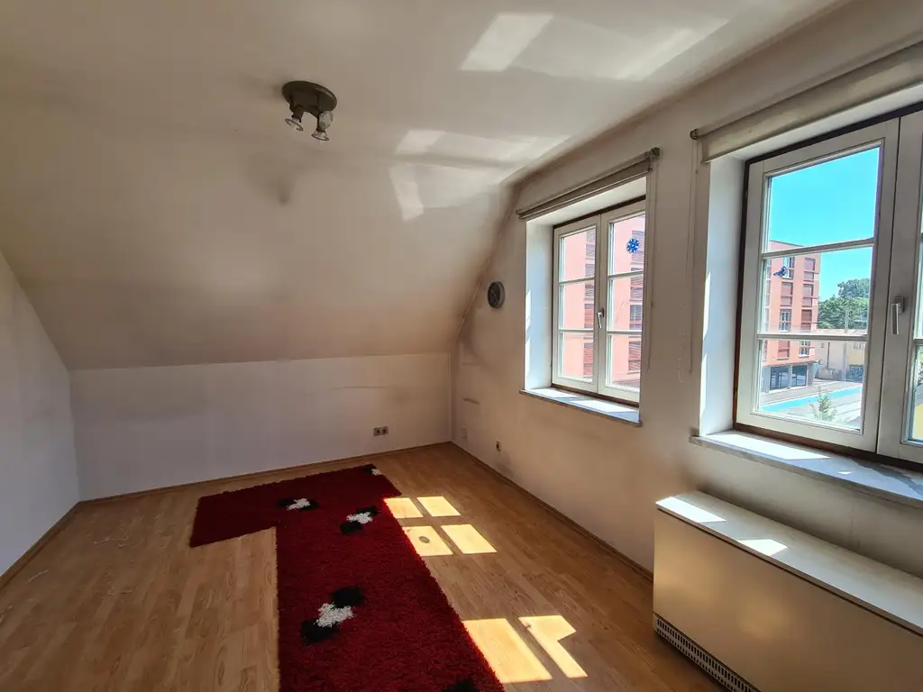 Galeriewohnung auf zwei Ebenen - eigene Garage - Balkon in den Innenhof - sehr gute Infrastruktur