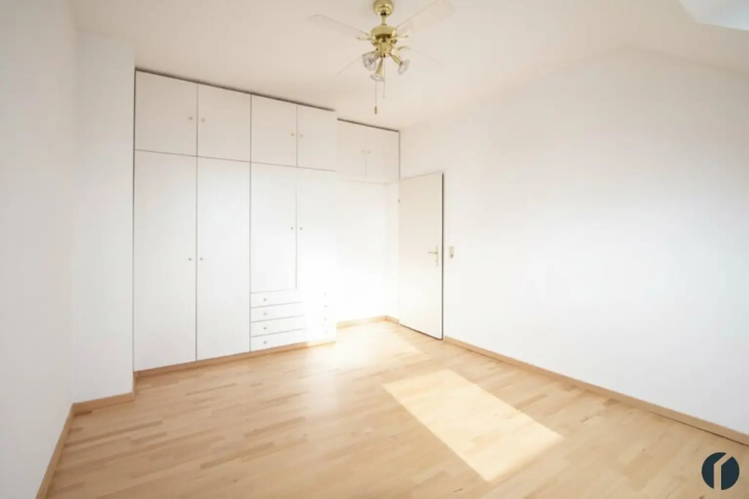 Schlafzimmer mit Einbauschrank