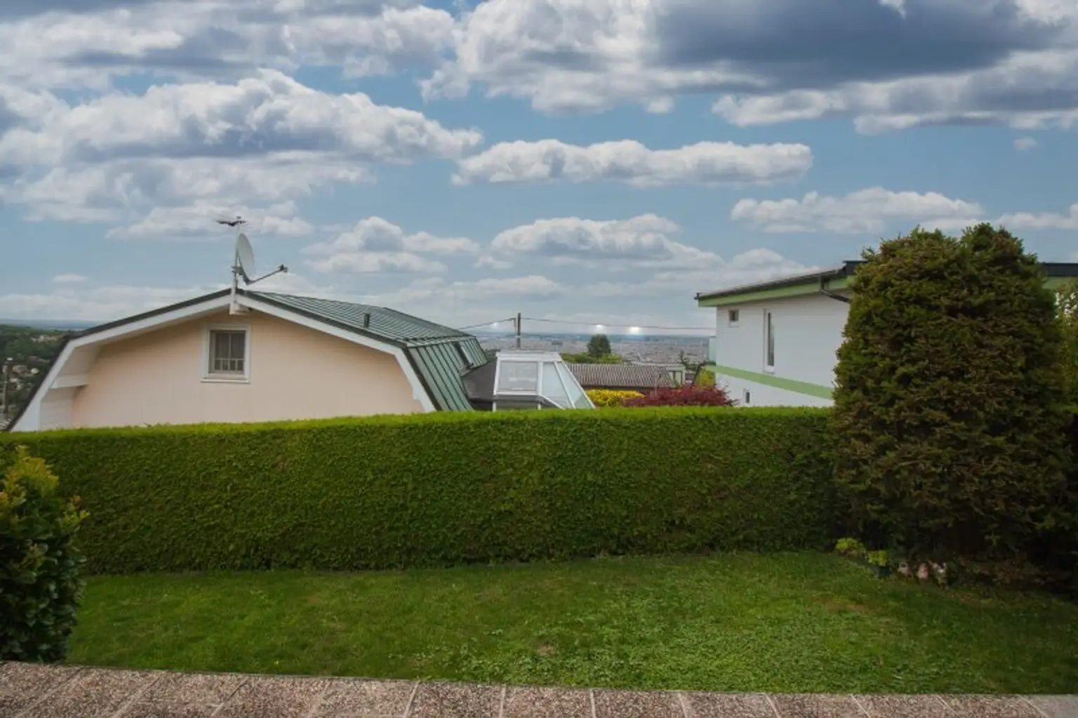 GANZ WIEN UNTER SICH | Eigengrund mit Blick über Wien und charmantem Kleingarten-/Einfamilienhaus am herrlichen HEUBERG