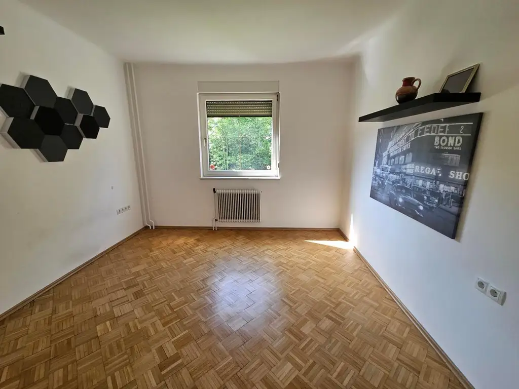 SOLIDES WOHNHAUS MIT NEBENGEBÄUDE