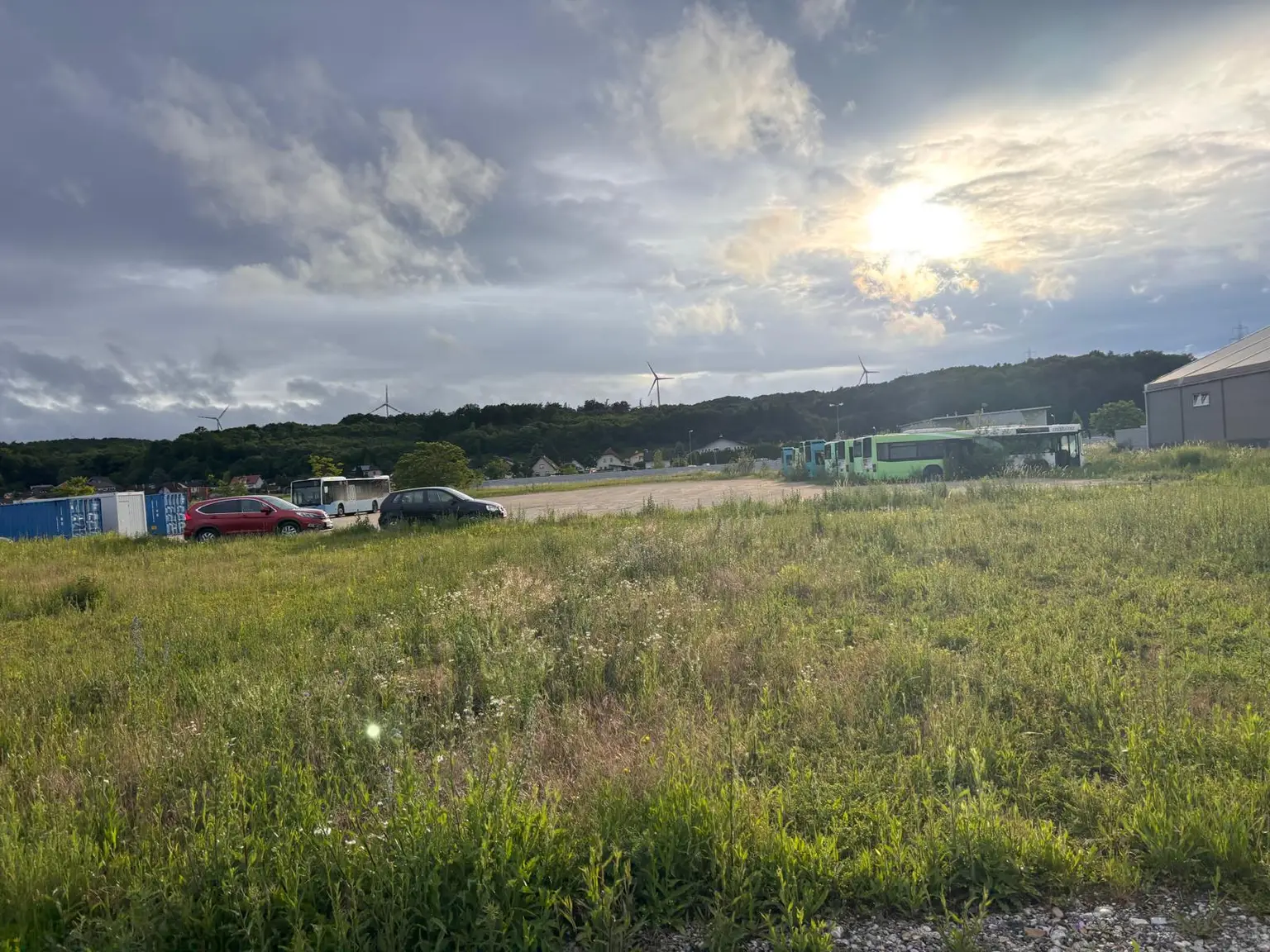 Grünfläche nahe der Autobahn - Möglichkeit für Lagerhalle, Lagerplatz, Werkstadt, etc. - nahe der Autobahn