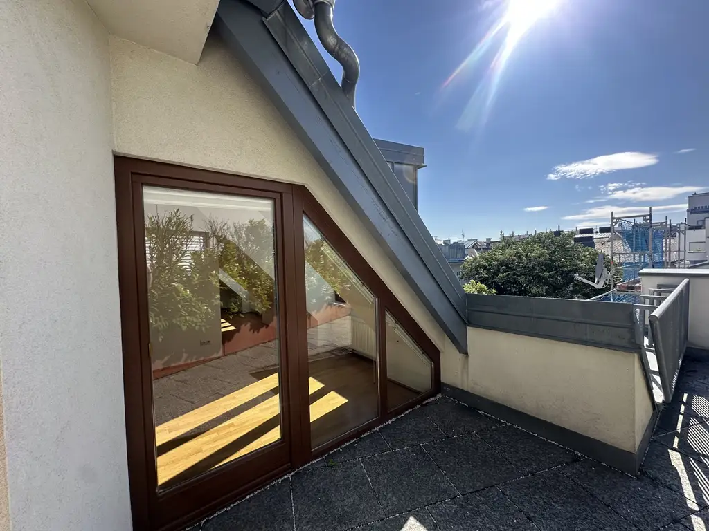 Unbefristete 4-Zimmer-Dachgeschosswohnung mit Terrasse nahe Votivkirche & Ring | Klimaanlage inkl.