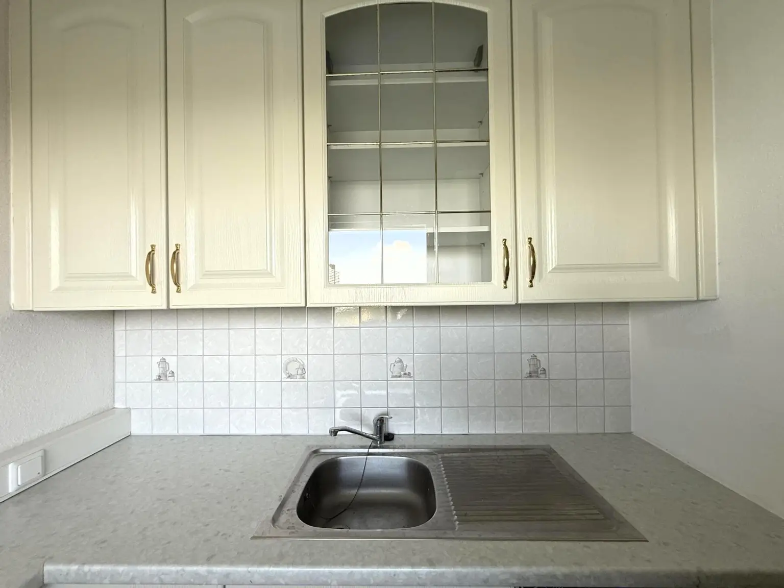 Eine helle, renovierungsbedürftige 3-Zimmer Wohnung // A bright 3-room apartment in need of renovation //