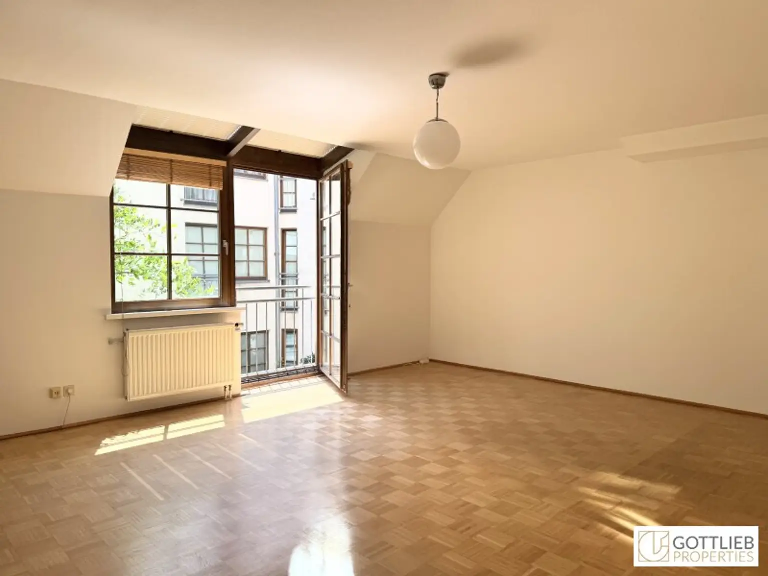 Bestlage beim Hamerlingplatz! Lichtdurchflutete 3-Zimmer-Altbau-Wohnung in saniertem Vorstadthaus inklusive zwei Garagenplätze