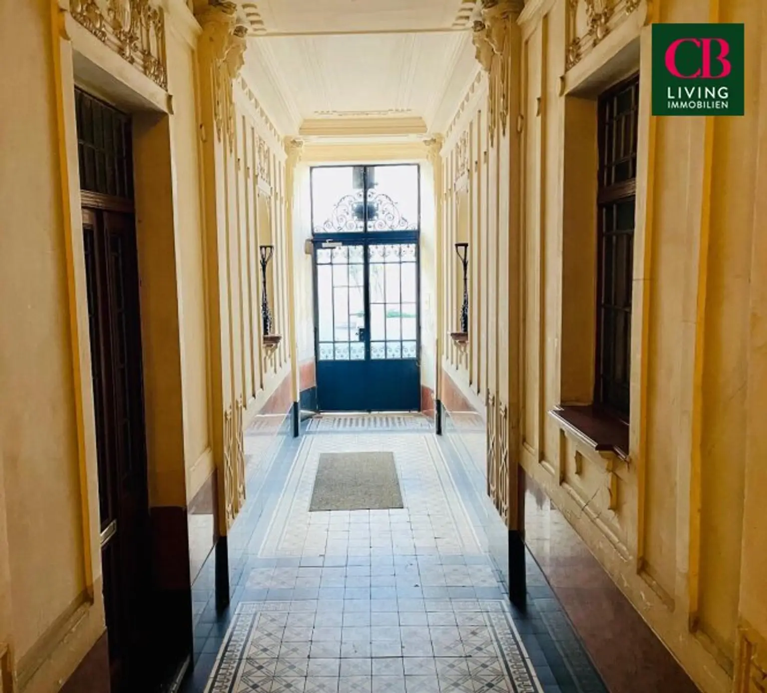 Sanierungsbedürftige Wohnung in einem klassischen Jahrhundertwendehaus