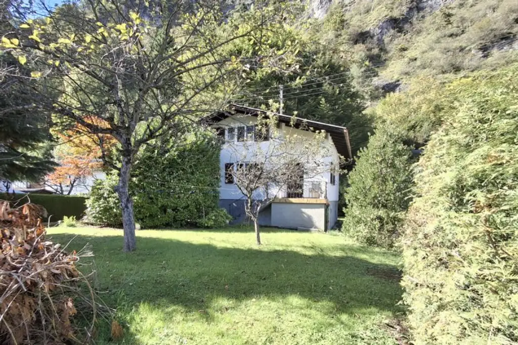 Großzügiges Grundstück mit Altbestand für Ihre individuellen Gestaltungsideen