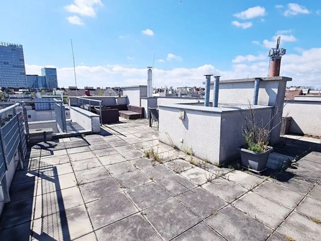 TERRASSENHIT, U1-NÄHE, 84 m2 Dachgeschoß mit 30 m2 Terrasse, 2 Zimmer, Wohnküche, 2 Bäder, Parketten, Viktorgasse