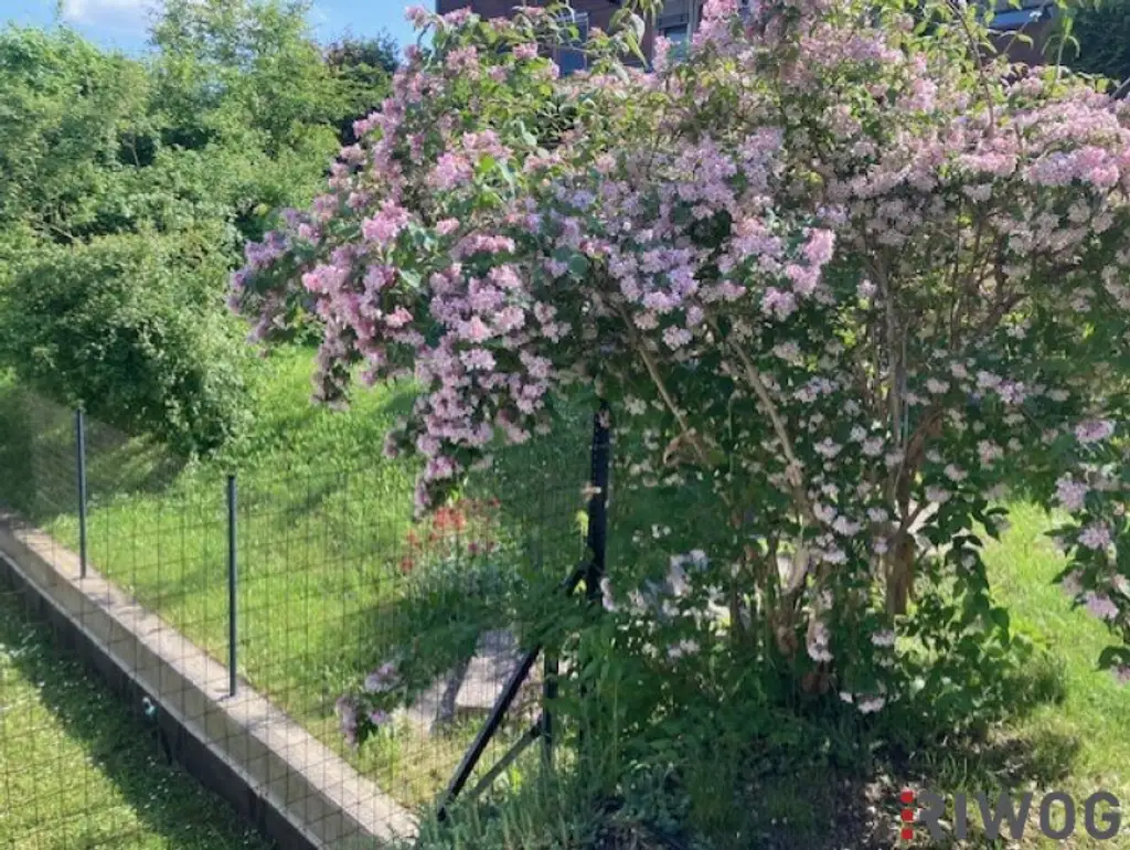 3 Zimmer-Penthouse-Wohnung mit Balkon in den grünen Innenhof gerichtet