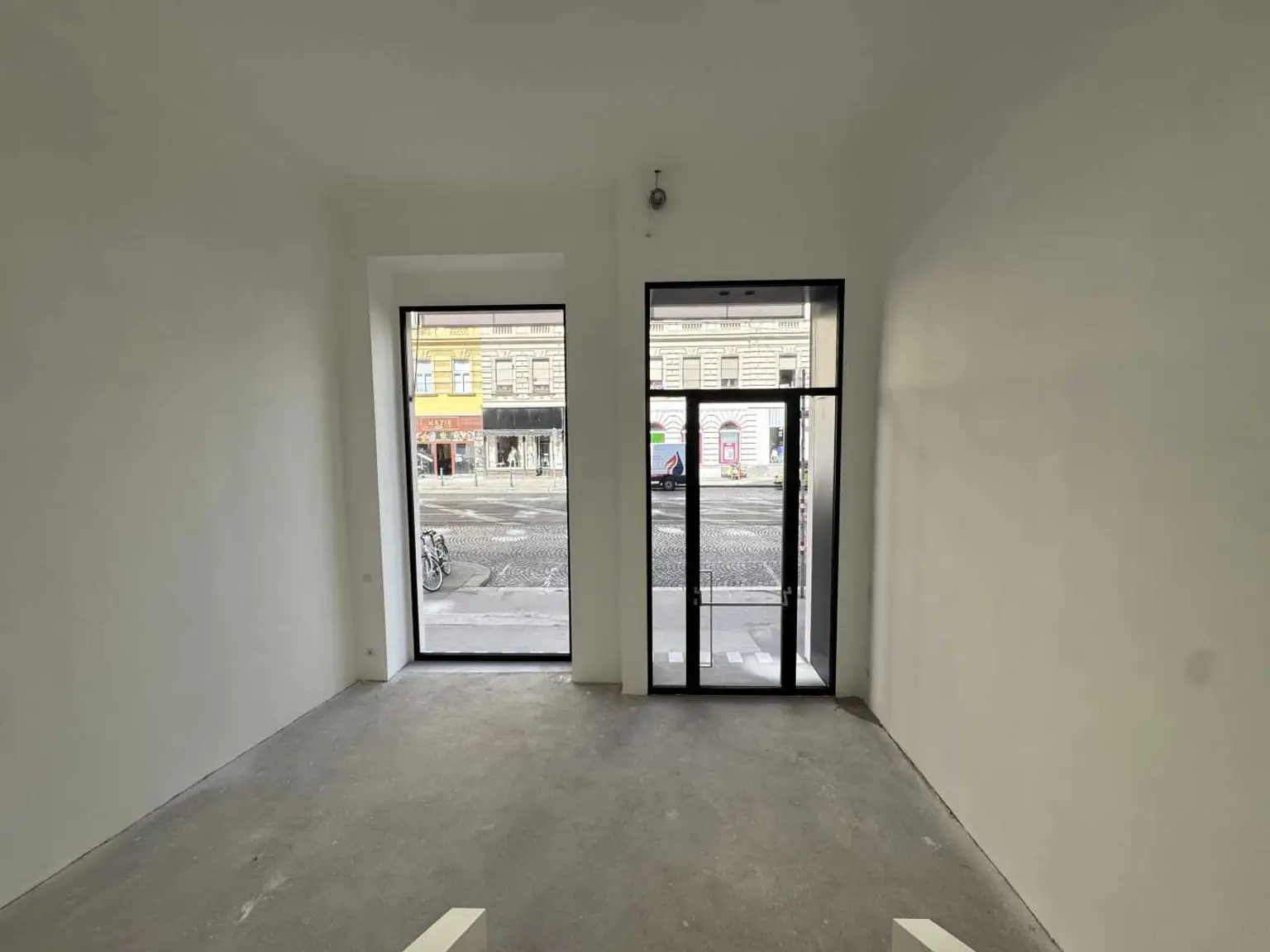 Moderne Geschäftsflächen im Edelrohbau zu mieten!