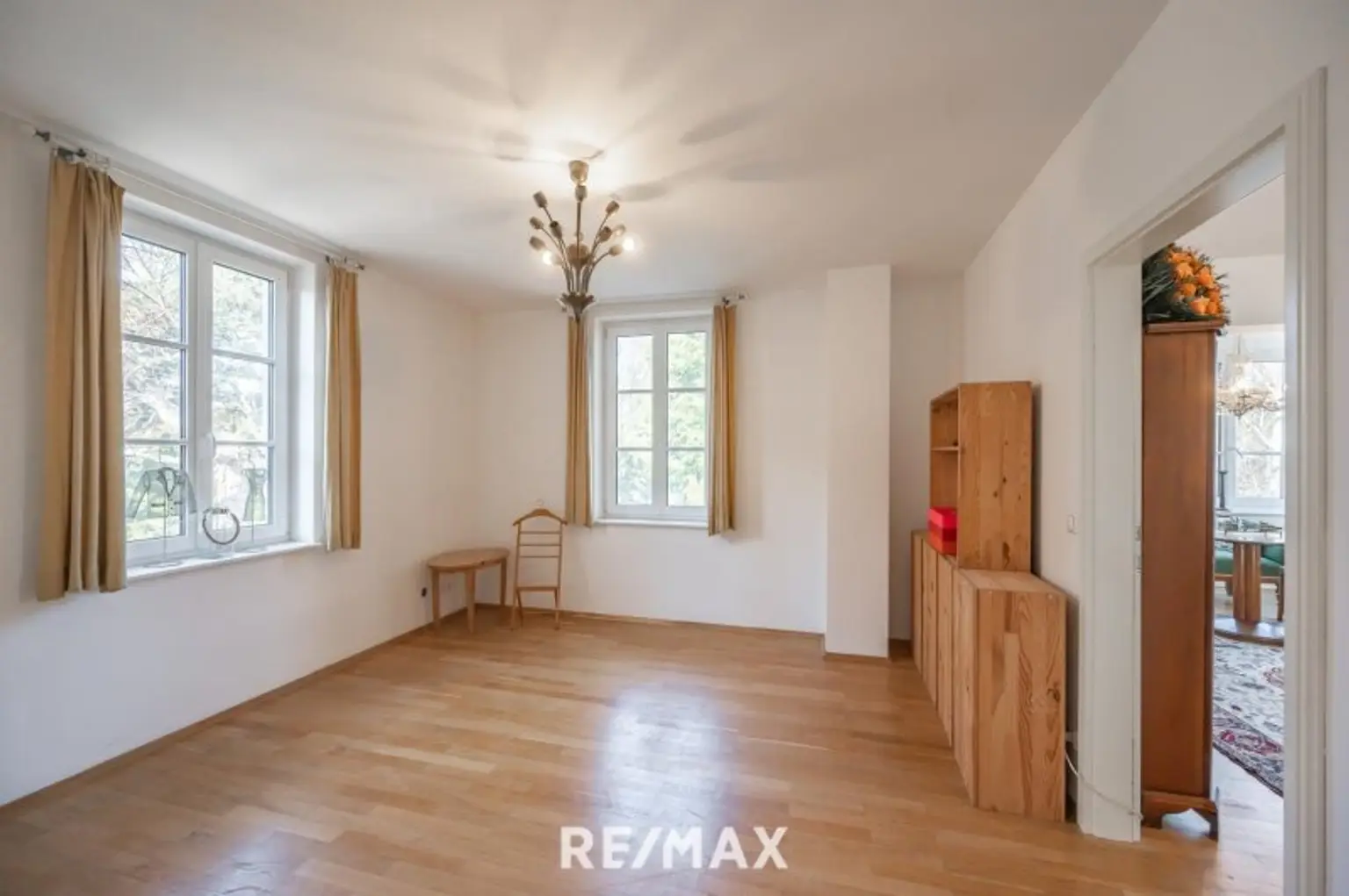 Elegante Villa im Landhausstil mit Riesengarage