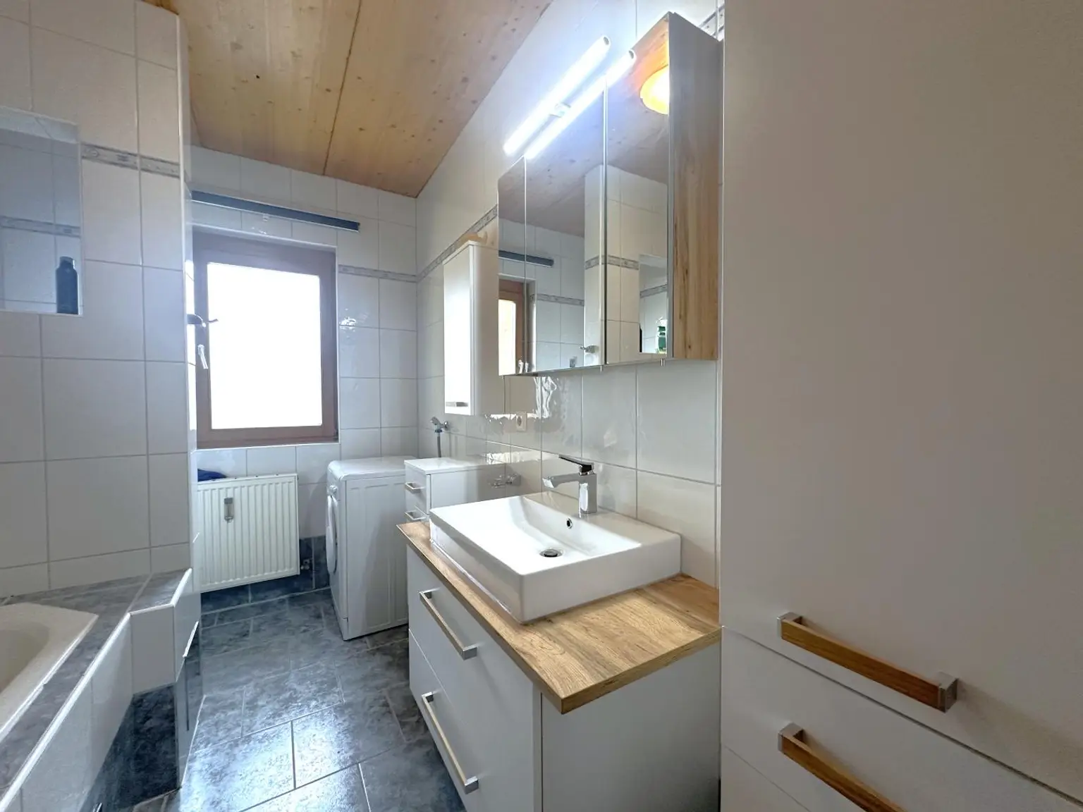 Tageslichtbad mit Badewanne