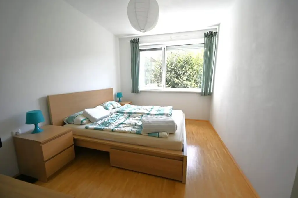 Helle Wohnung mit Balkon in den grünen Innenhof & Tiefgaragenplatz