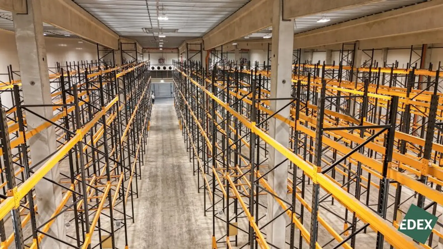 Modernes Regallager (9,5m RH) an der S33