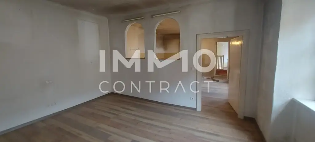 WOHN-UND GESCHÄFTSHAUS AUS DEM 16. JAHRHUNDERT IM HERZEN VON LANGENLOIS 
100 m Kellerröhre, Nebengebäude, Innenhof, Geschäftslokale, usw.