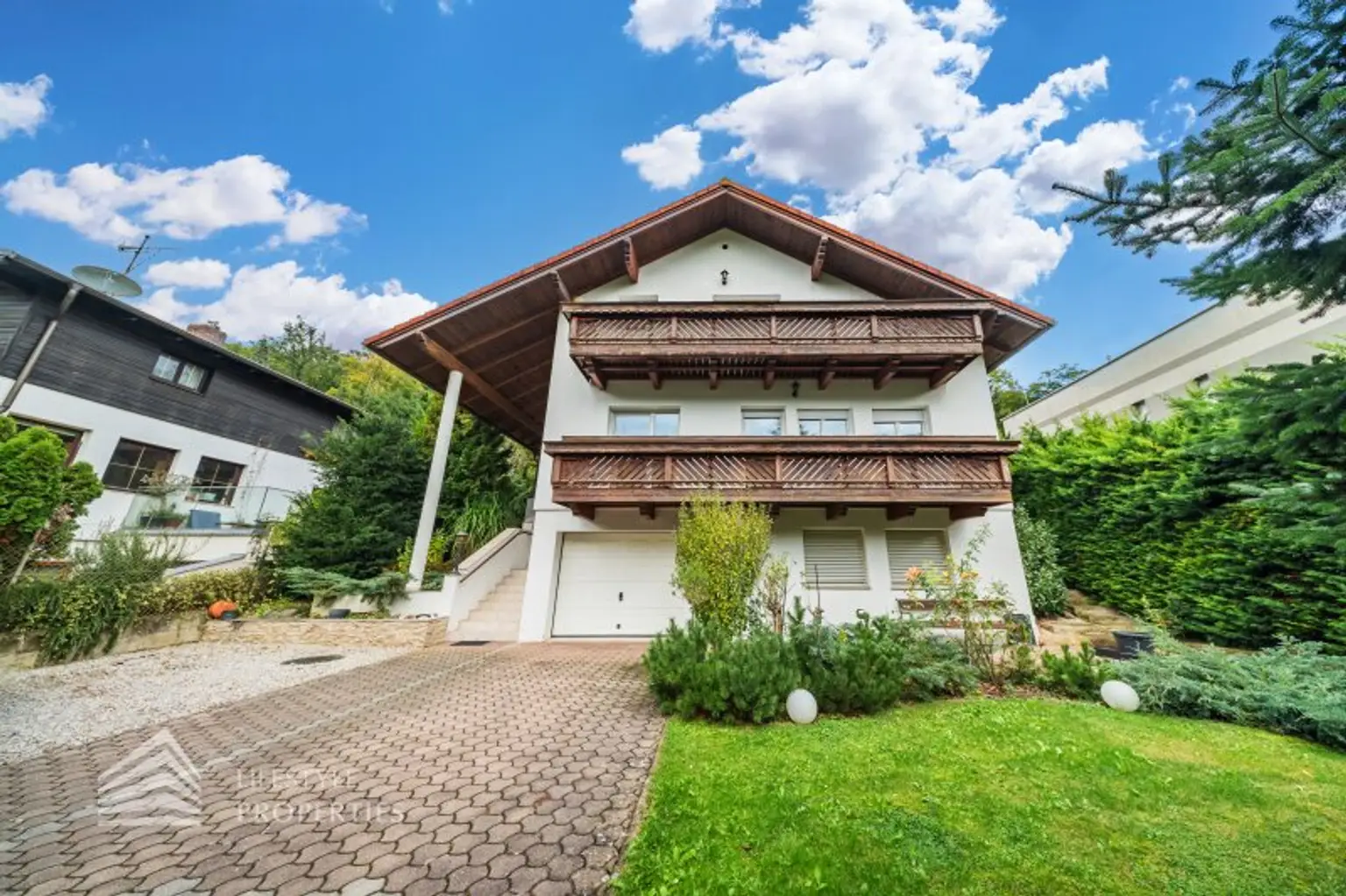 Luxuriöse Villa im Wienerwald – Beheizter Salzwasserpool, Gartenparadies & Premium-Parkmöglichkeiten