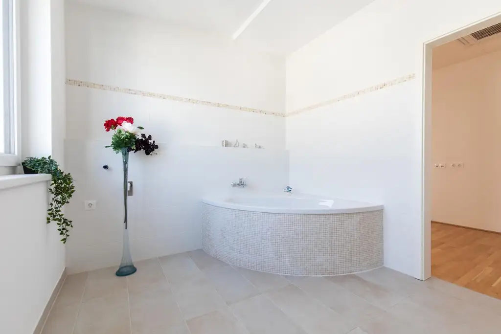 Lichtdurchflutete, luxuriöse Wohnung im Zentrum von Bruck/Leitha