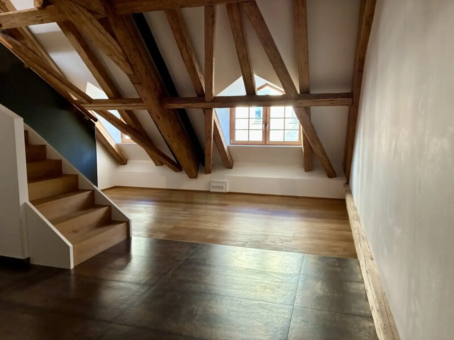 4-Zimmer-Dachgeschoßwohnung mit Galerie & Terrasse in unmittelbarer Nähe zum Karmelitermarkt