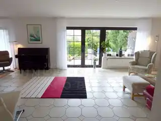 Wohnzimmer mit Ausgang zur Terrasse