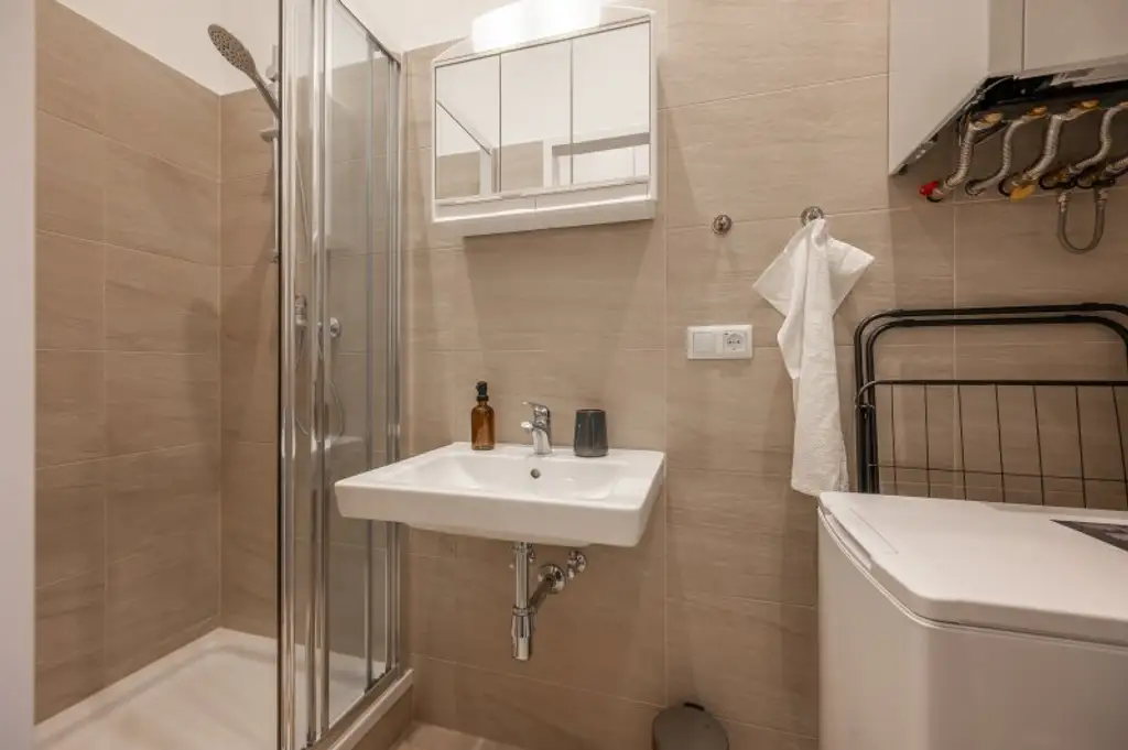 Short-term apartment in walking distance to AUGARTEN, 1-6 months, fully furnished with balcony!