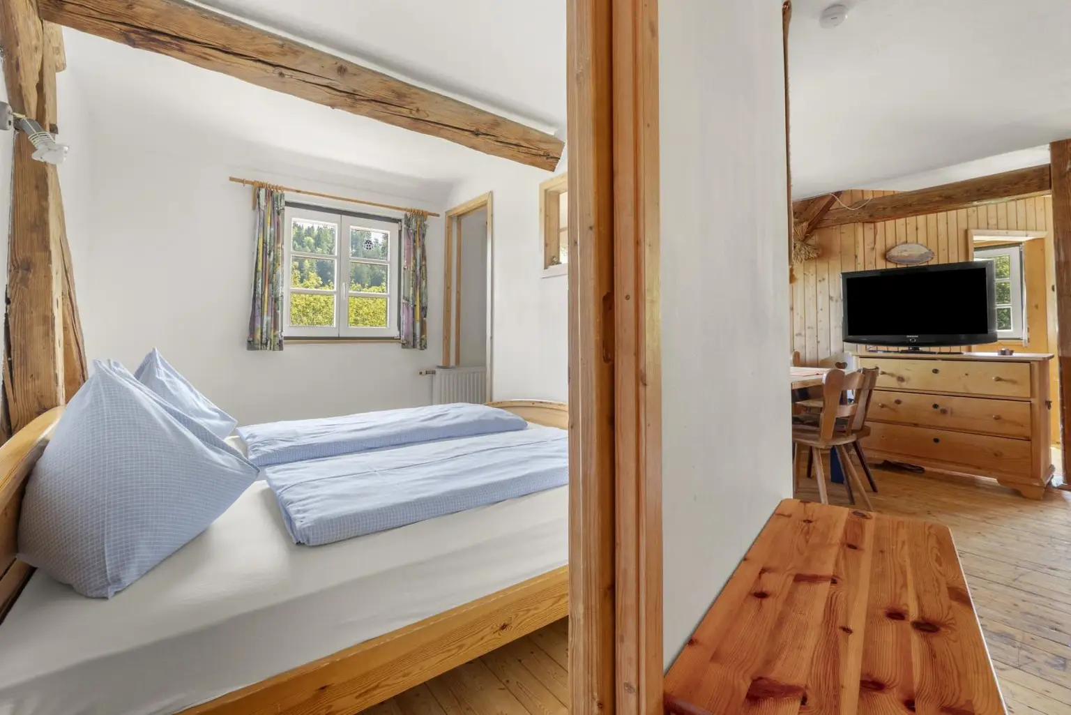 Blick in eine zweigeschossige Ferienwohnung