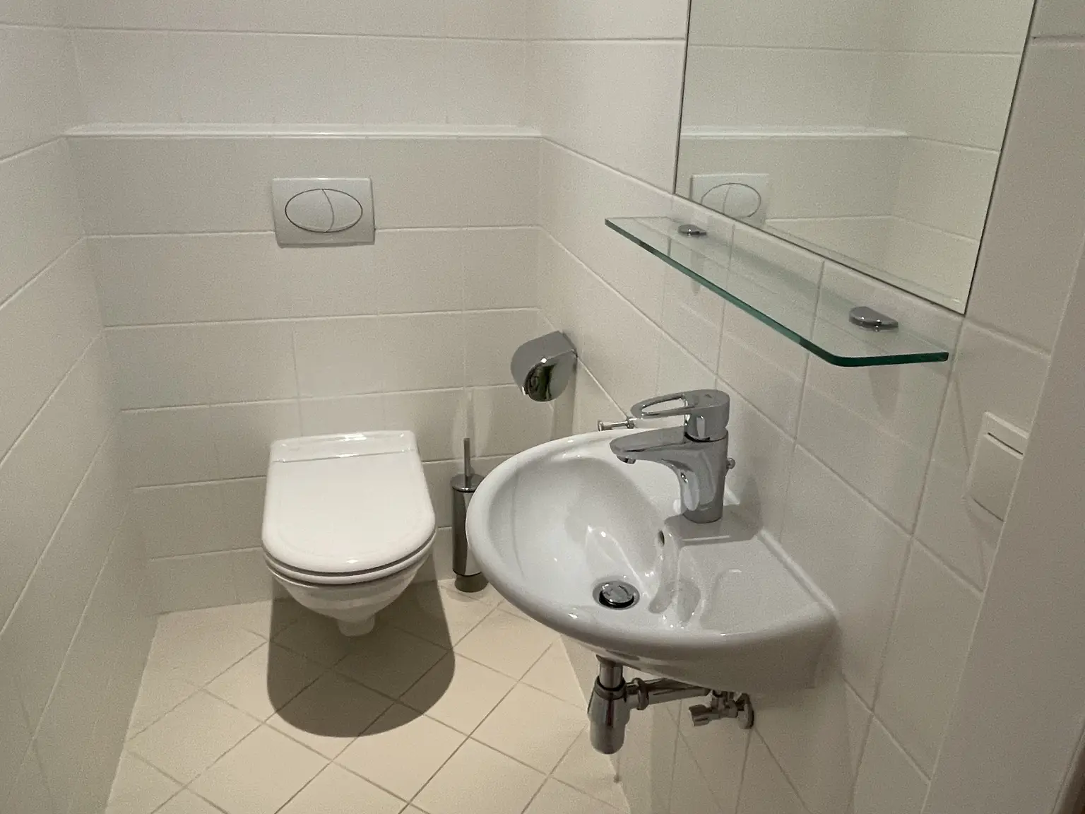 UNBEFRISTET: Klimatisierte, ruhige Dachgeschosswohnung