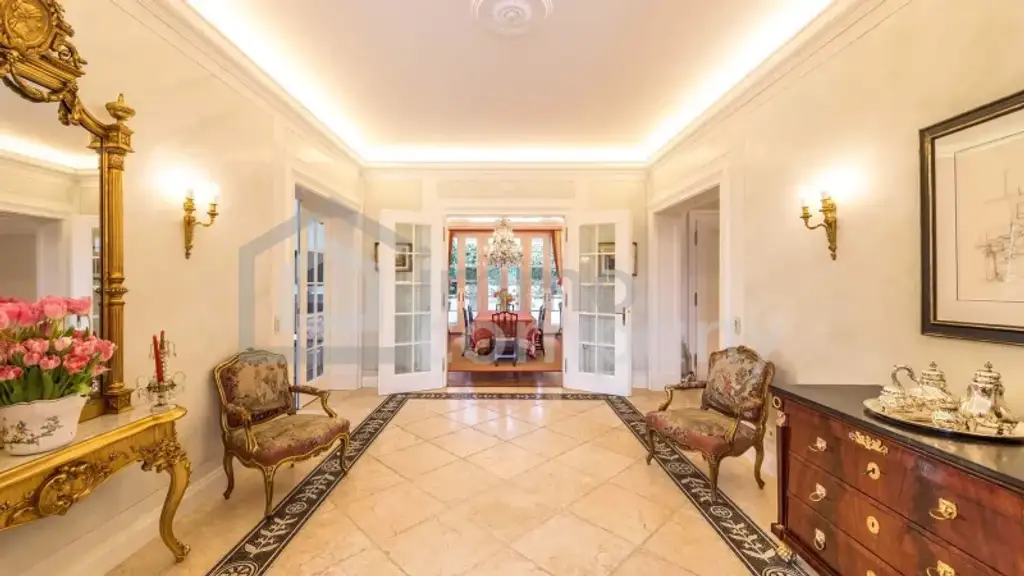 diese Villa-  ein perfektes Refugium für Menschen, mit höchstem Wohnanspruch, in privater Umgebung.