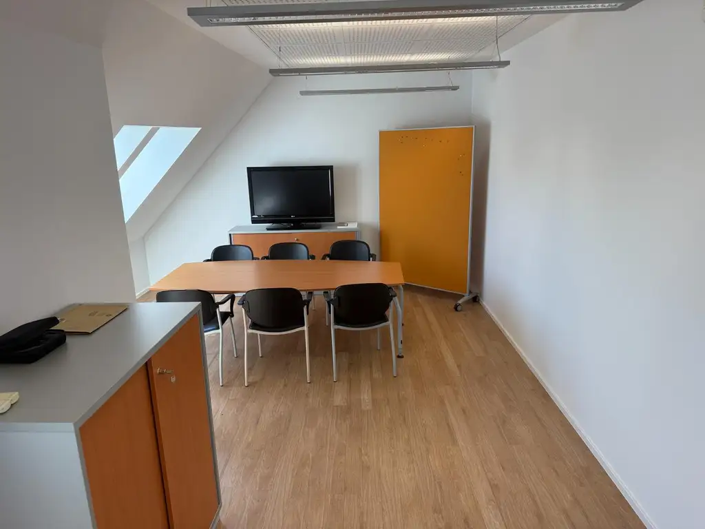 Büro, Praxis, Studio, Atelier repräsentativ, hell, im Zentrum