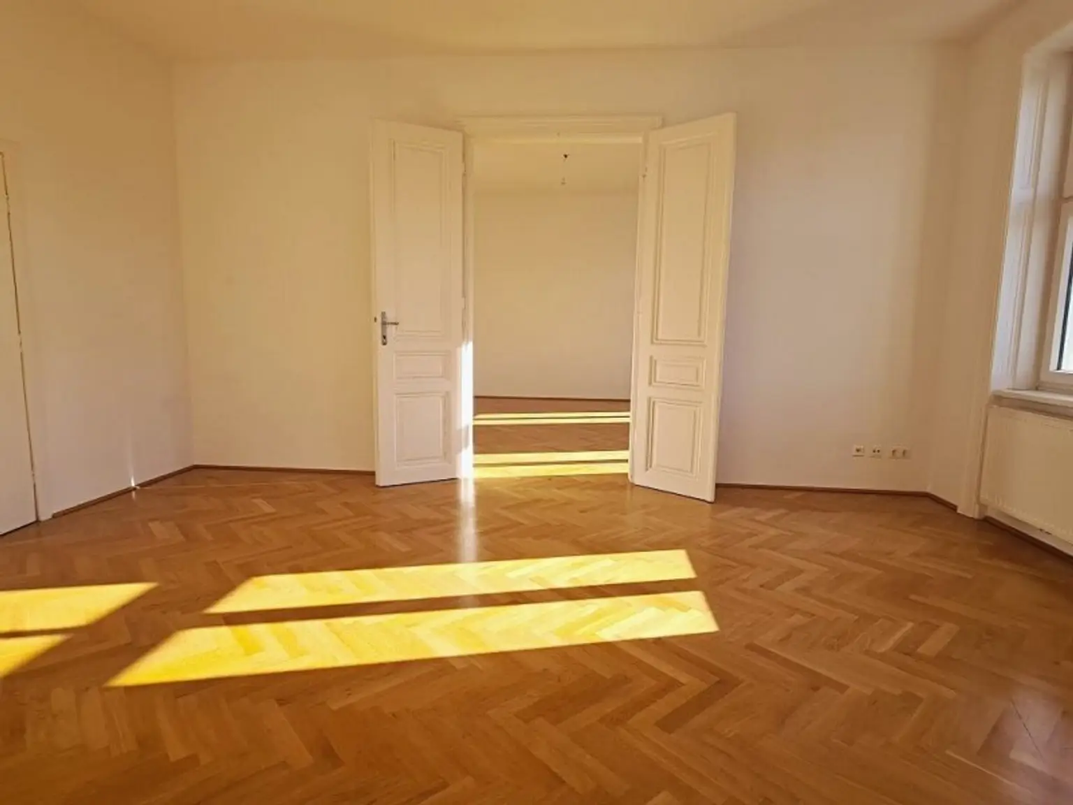 ROCHUSMARKT-NÄHE, sonnige 103 m2 Altbau, 3 Zimmer, WG-geeignet, Küche, Wannenbad, Parketten, Geusaugasse