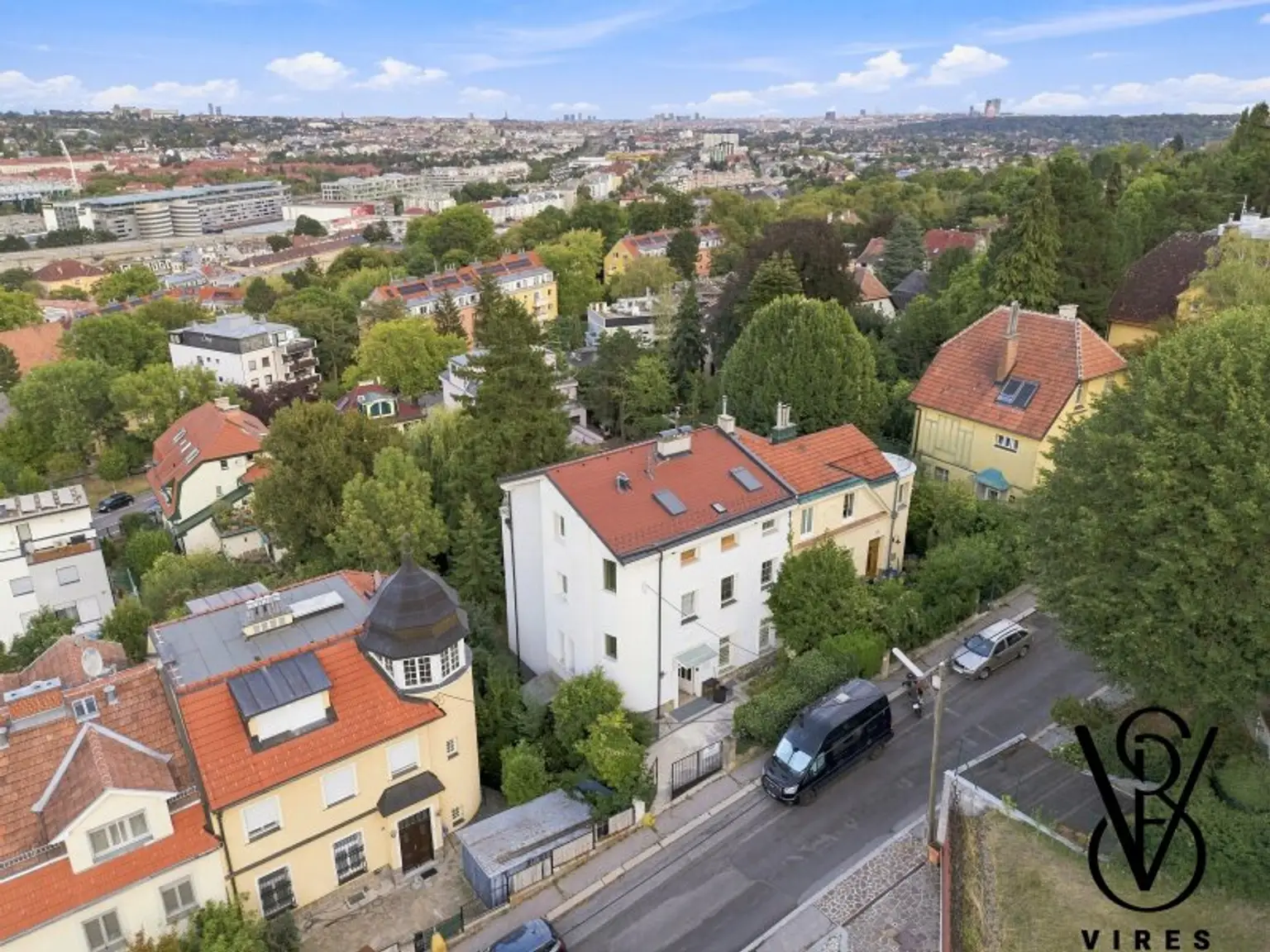 Das Haus in der Himmelhofgasse, dahinter die Stadt
