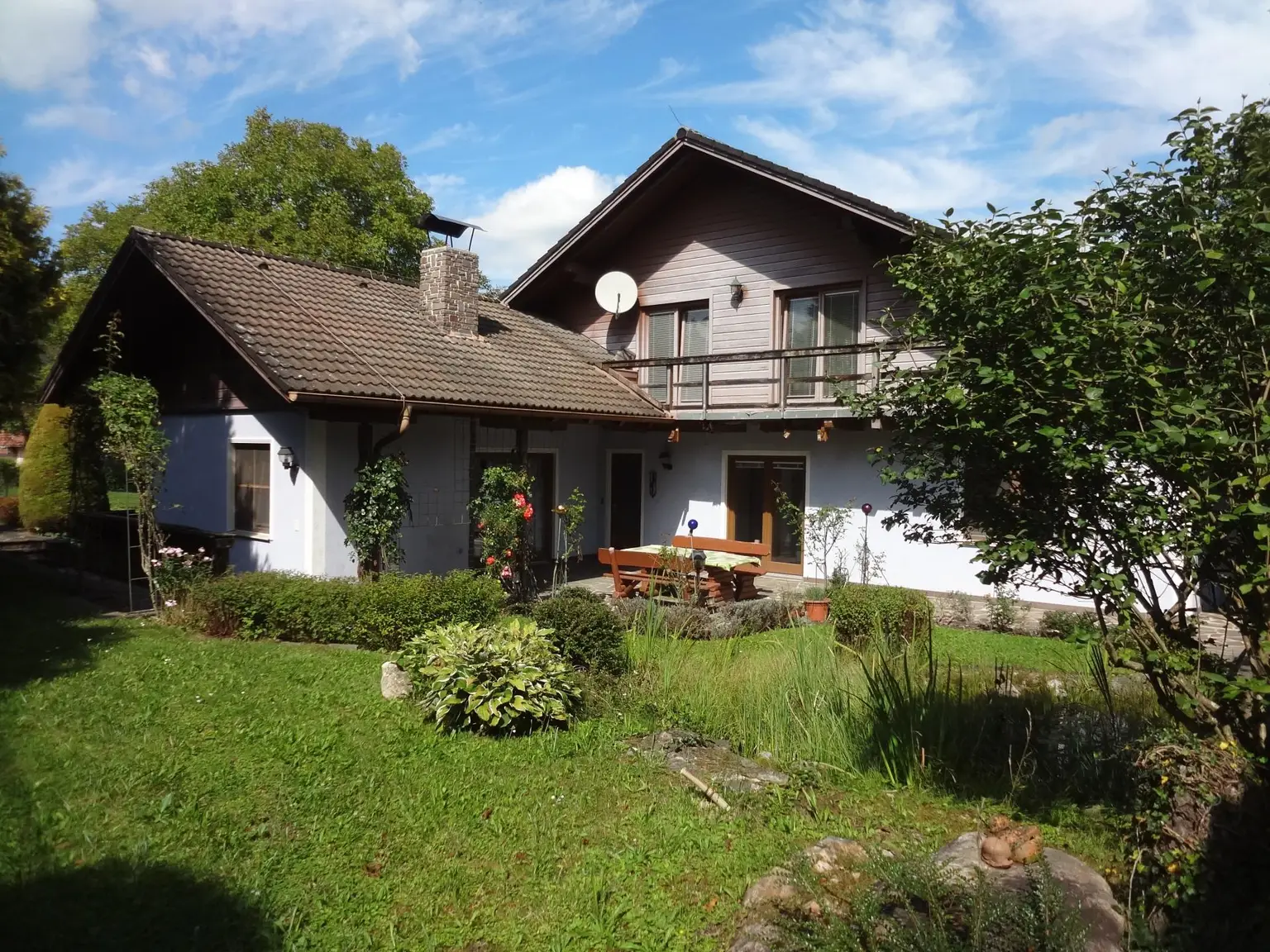 GROSSES LANDHAUS MIT SCHÖNEM GARTEN!