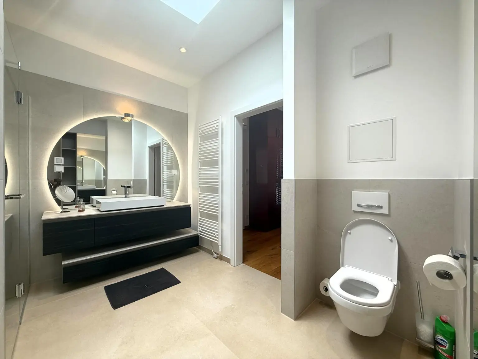 Luxus Penthouse mit Outdoor-Jacuzzi wird komplett möbliert vermietet // Luxury penthouse with outdoor Jacuzzi available for rent, fully furnished //