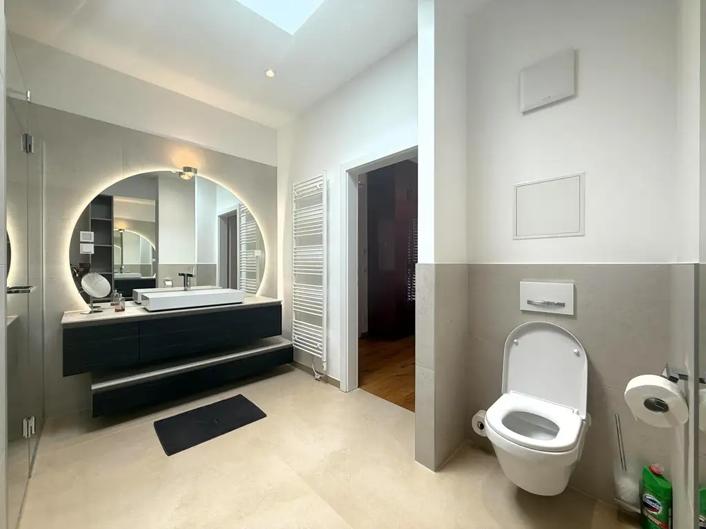 Luxus Penthouse mit Outdoor-Jacuzzi wird komplett möbliert vermietet // Luxury penthouse with outdoor Jacuzzi available for rent, fully furnished //
