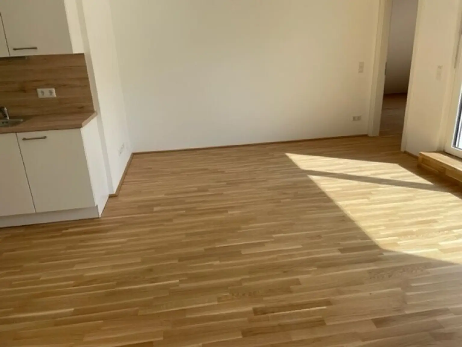 2-Zimmer-Dachterrassenwohnung Erstbezug inkl hochwertiger Küche, Außenfläche und Kellerabteil mit Blick ins Grüne - KLOSTERNEUBURG/ K126 T53