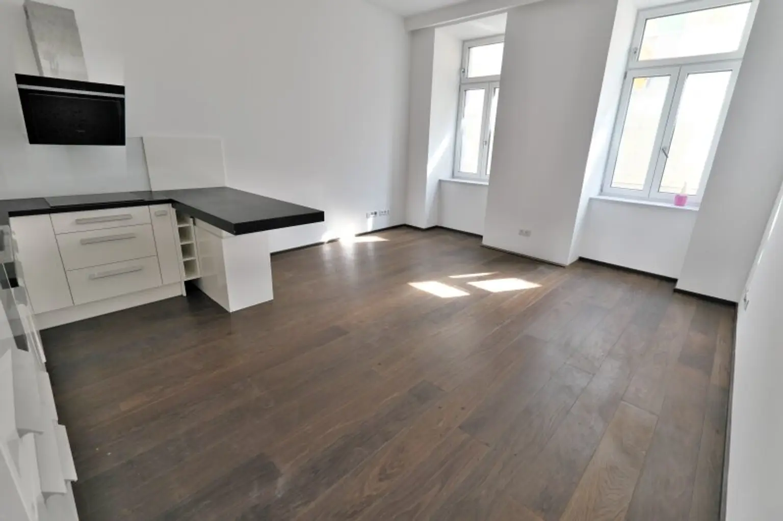 SIEBENBRUNNENPLATZ: Wohnküche + 2 Zimmer + 32 m² Terrasse (neben neuer U2-Station Reinprechtsdorfer Straße)